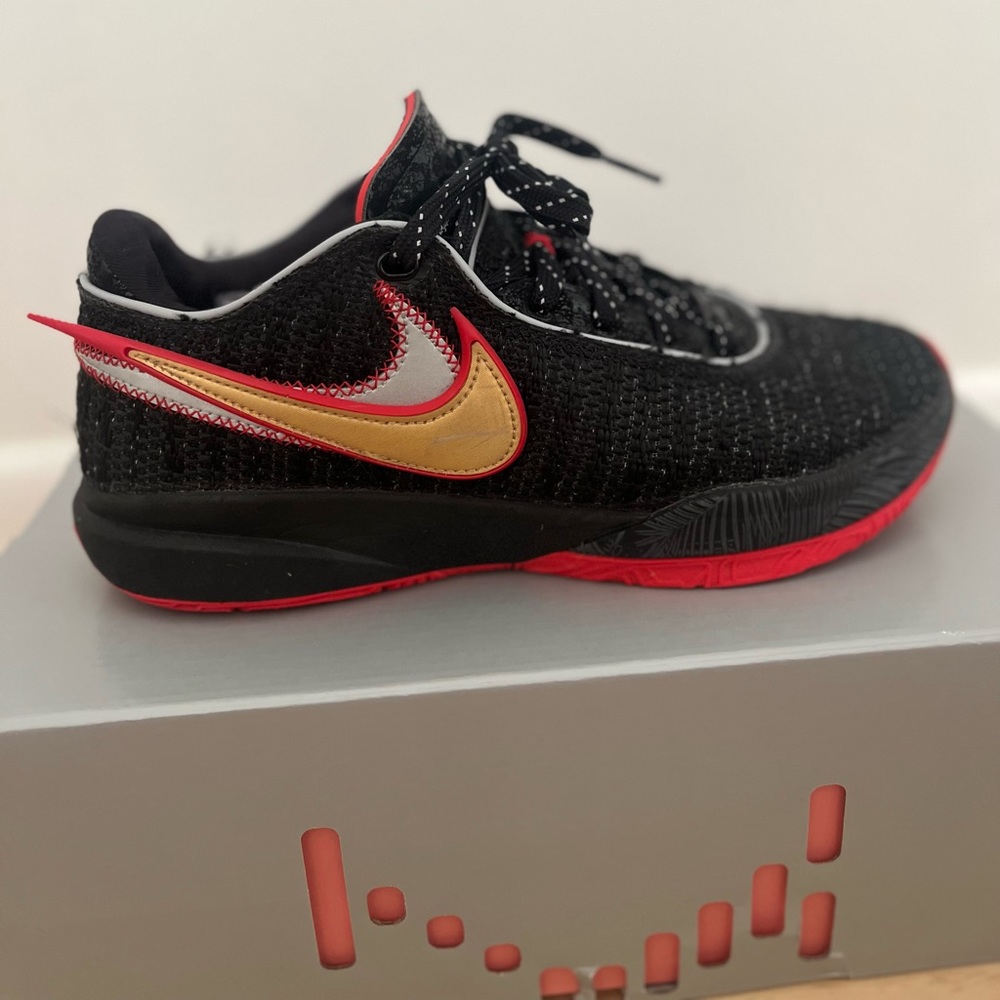 LeBron 20 Trinity - Picture 2 of 5
